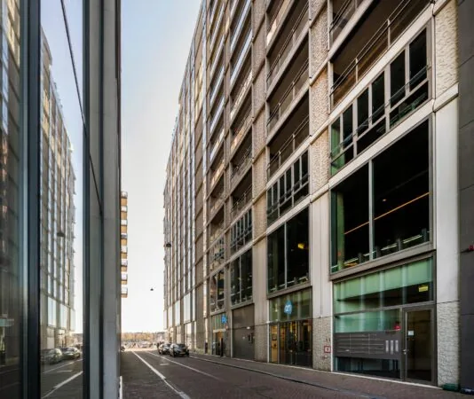 Appartementengebouwen aan de Harry Banninkstraat met een Albert Heijn-filiaal op de begane grond.